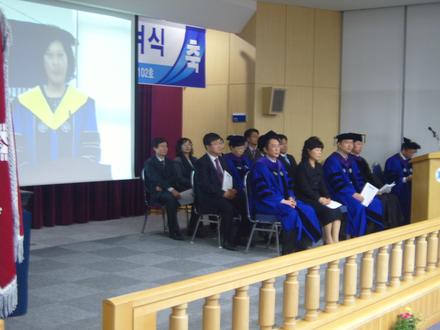 학위수여식에 참석하신 교수님들