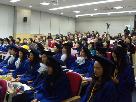 진지하게 경청하고 있는 숙명인들