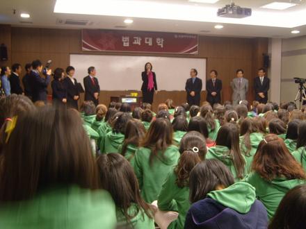 총장님의 방문.